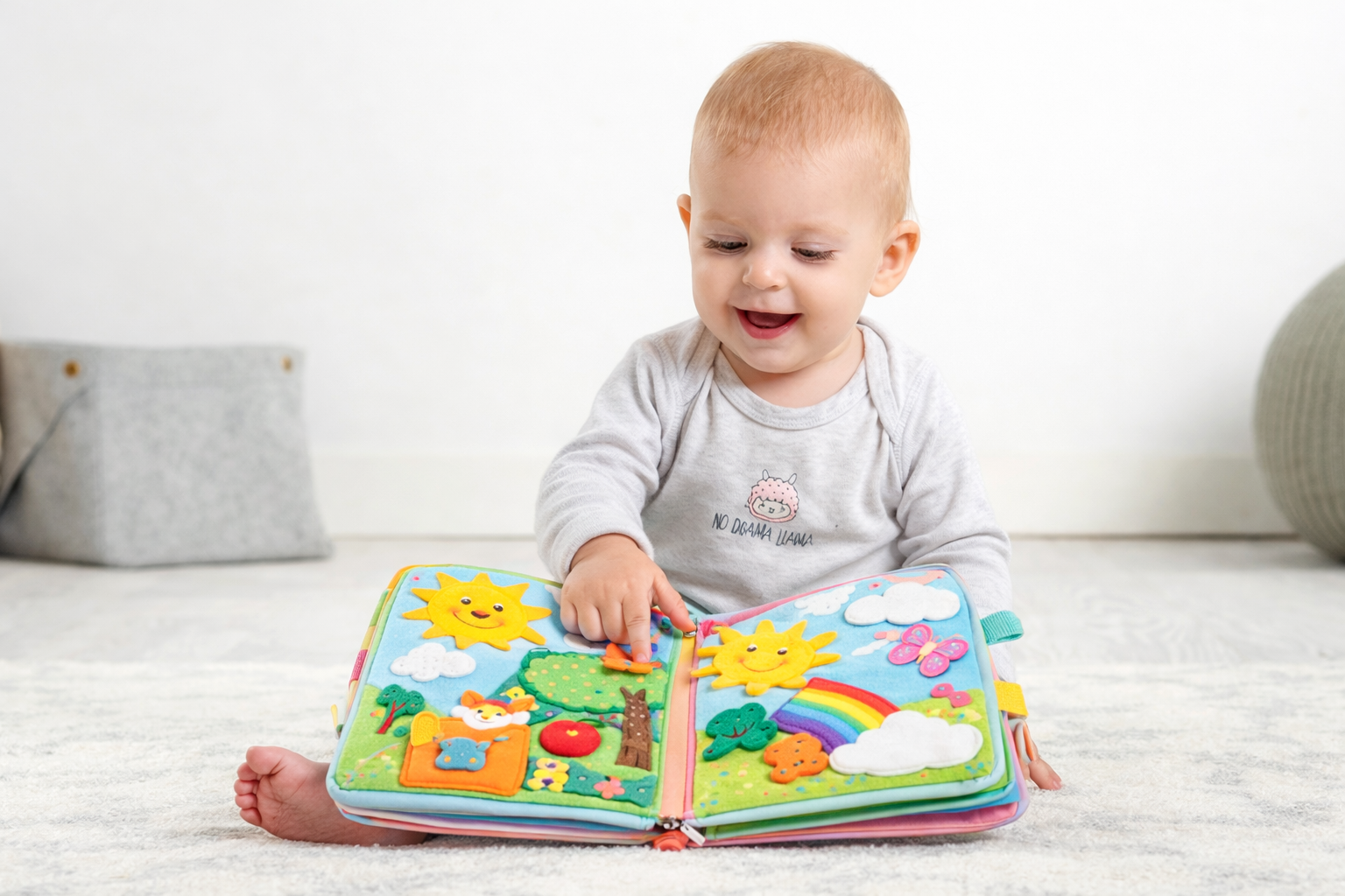 Ребенок читает развивающую книгу в светлой детской комнате