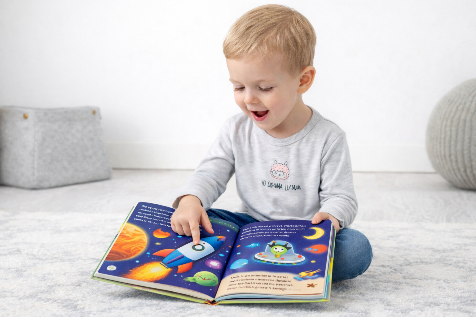 Двое детей изучают книги в пастельном интерьере